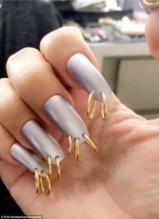 3c8c500600000578-4176836-all_that_glitters_last_week_kim_snapchatted_grey_nails_with_gold-a-7_1485886742766
